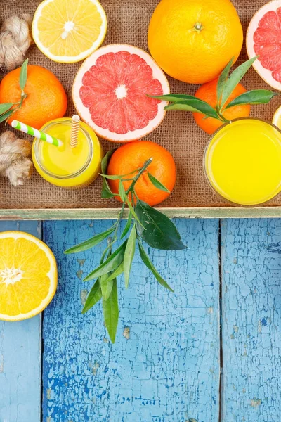 Diferentes frutas y vidrio con zumo de naranja fresco —  Fotos de Stock