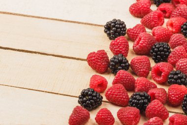 Kırmızı Ahududu ve açık ahşap renkli blackberry