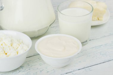 Farklı süt ürünleri, Beyaz ahşap arka plan