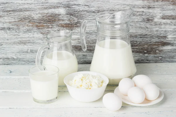 Productos lácteos diferentes, fondo de madera blanco —  Fotos de Stock
