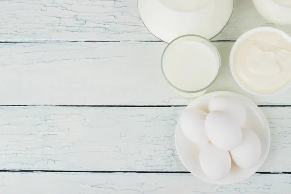 Different dairy products, white wooden background — Stock Photo, Image