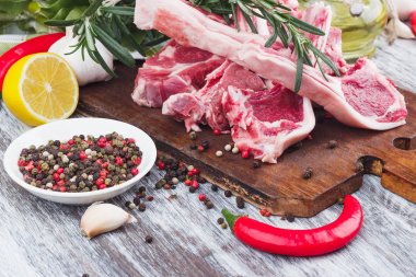 Ahşap tahta üzerinde ham kuzu pirzolası