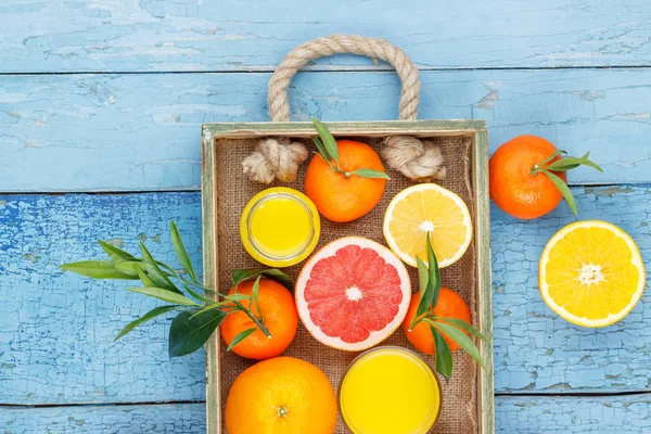 Diferentes frutas y vidrio con zumo de naranja fresco —  Fotos de Stock