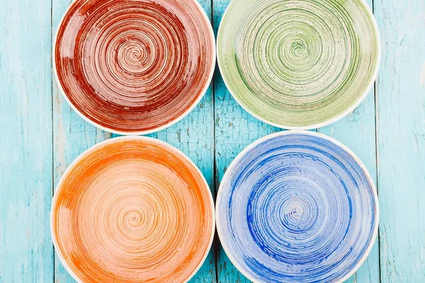 Placas de cerámica de color sobre el fondo azul de madera — Foto de Stock