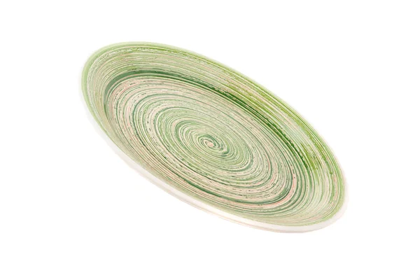 Зелена кругла керамічна тарілка з спіральним візерунком, ізольована на білому — стокове фото