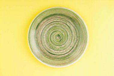 Sarı zemin üzerine yeşil plaka