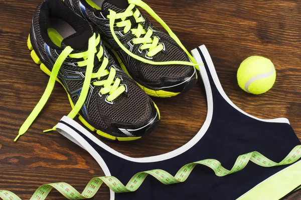 绿色运动鞋、 球和磁带测量 — 图库照片