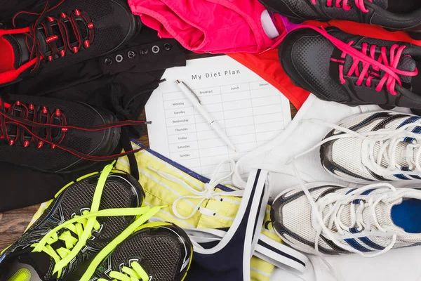 运动鞋、 运动服装和饮食计划 — 图库照片