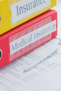 Temiz sigorta formu klasörlere ve kalemin renkli,