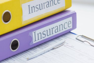 Temiz sigorta formu klasörlere ve kalemin renkli,