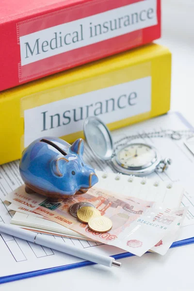 Forma de seguro limpio, alcancía, reloj de bolsillo y dinero — Foto de Stock