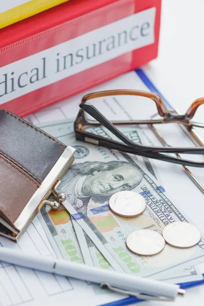 Ren försäkringsformulär, mappar, plånbok, penna och pengar — Stockfoto