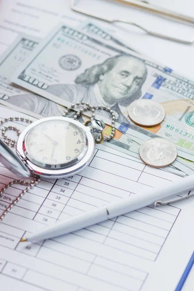 Formulário de seguro limpo, caneta, relógio de bolso e dinheiro — Fotografia de Stock