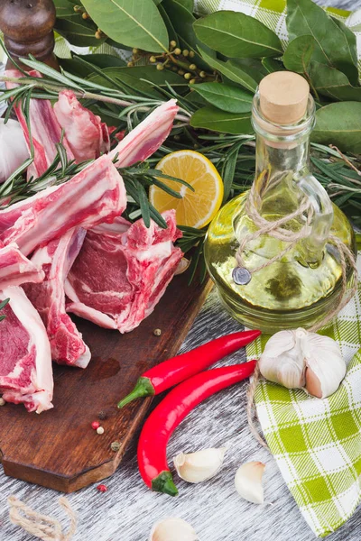 Trozo de cordero crudo en el tablero de madera — Foto de Stock