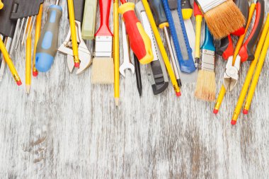 Farklı inşaat araçları, ahşap arka plan