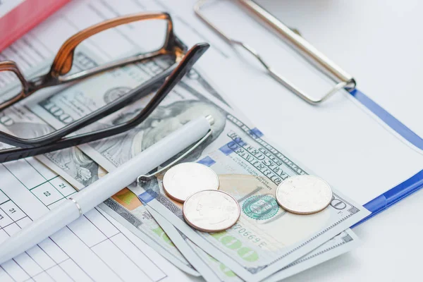 Ren försäkringsformulär, Glasögon, penna och pengar — Stockfoto