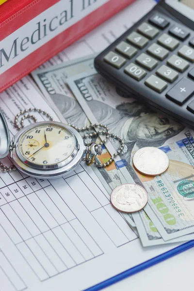 Чиста форма страхування, кишеньковий годинник, калькулятор і гроші — стокове фото