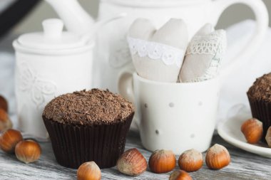 Çaydanlık, çörekler ve farklı süslemeler