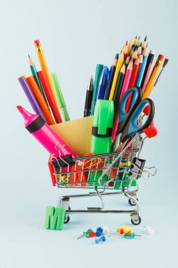 Alışveriş sepeti ile farklı ileti örneği, mavi arka plan ışık
