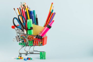 Alışveriş sepeti ile farklı ileti örneği, mavi arka plan ışık