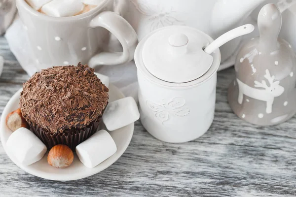 Tassen mit Kakao und Eibisch, Cupcakes und verschiedenen Dekorationen — Stockfoto