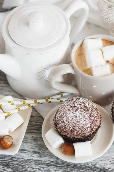 Tassen mit Kakao und Eibisch, Cupcakes und verschiedenen Dekorationen — Stockfoto