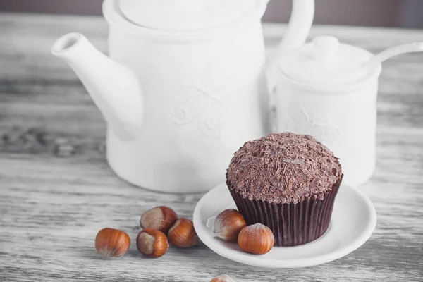 Teekanne, Cupcake und verschiedene Dekorationen — Stockfoto