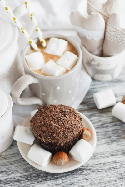 Tassen mit Kakao und Eibisch, Cupcakes und verschiedenen Dekorationen — Stockfoto