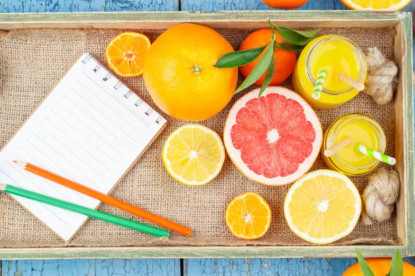 Diferentes frutas y vidrio con zumo de naranja fresco —  Fotos de Stock