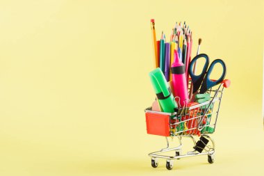 Alışveriş sepeti ile farklı ileti örneği, sarı arka plan ışık