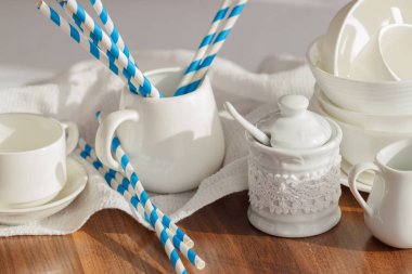 Çizgili tübüllerin ile beyaz boş sofra kümesi