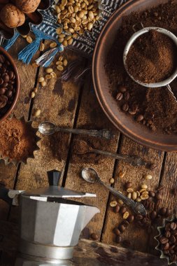 Kavrulmuş siyah ve yeşil kahve çekirdekleri ve plaka çekilmiş kahve