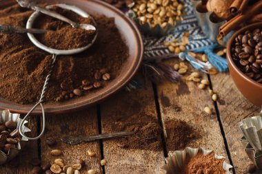 Kavrulmuş siyah ve yeşil kahve çekirdekleri ve plaka çekilmiş kahve