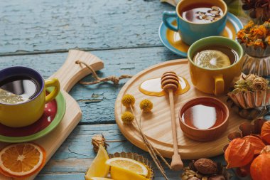 Bardak bitkisel çay limon ve farklı süslemeler