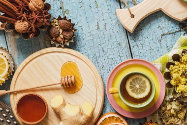 Bardak bitki çayı farklı süslemeler ile