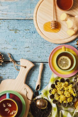 Bardak bitki çayı ve adet limon, Kuru otlar ve farklı süslemeler ile