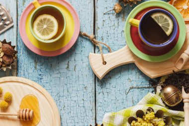 Bardak bitki çayı ve adet limon, Kuru otlar ve farklı süslemeler ile