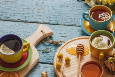Bardak bitki çayı ve adet limon, Kuru otlar ve farklı süslemeler ile
