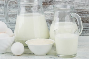 Farklı süt ürünleri, Beyaz ahşap arka plan