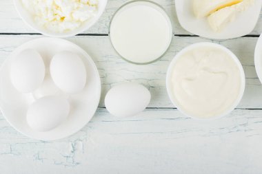 Farklı süt ürünleri, Beyaz ahşap arka plan