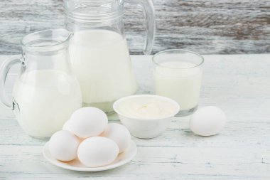 Farklı süt ürünleri, Beyaz ahşap arka plan