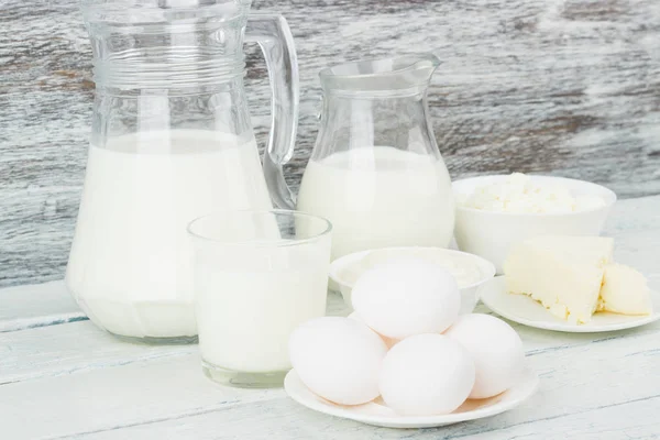 Différents produits laitiers, fond en bois blanc — Photo