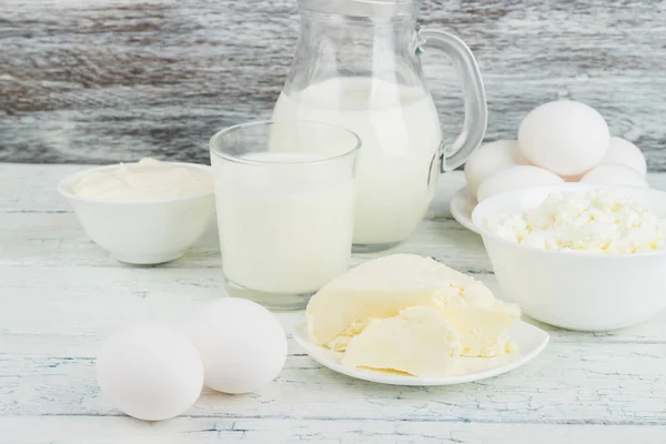 Different dairy products, white wooden background — Stock Photo, Image