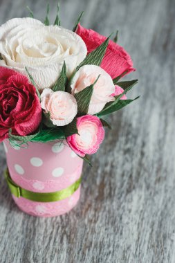 Renkli kağıt çiçek buketi