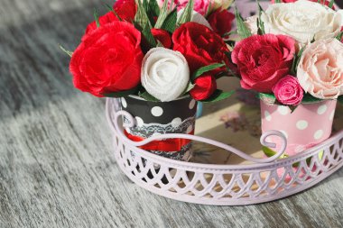 İçinde belgili tanımlık tepsi renkli kağıt çiçek buketi