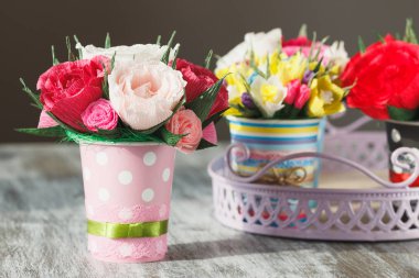 İçinde belgili tanımlık tepsi renkli kağıt çiçek buketi