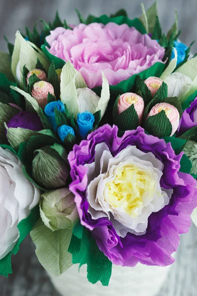 Букет из цветных бумажных цветов — стоковое фото