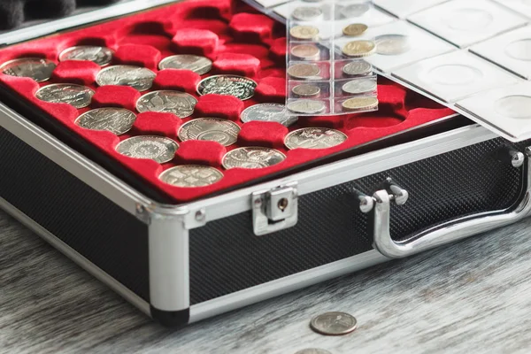 Коробка з різними колекційними монетами — стокове фото