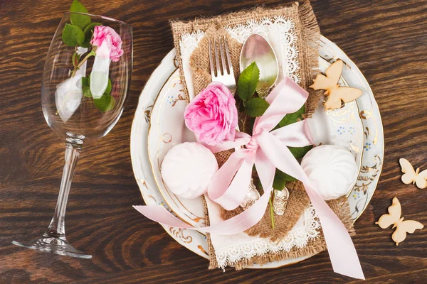 Tableware with lightpink roses and marshmallows — Stock Photo, Image