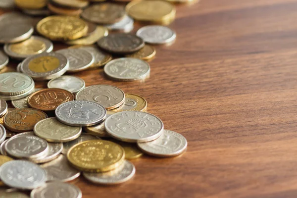 Різні золоті та срібні колекційні монети на дерев'яному тлі — стокове фото